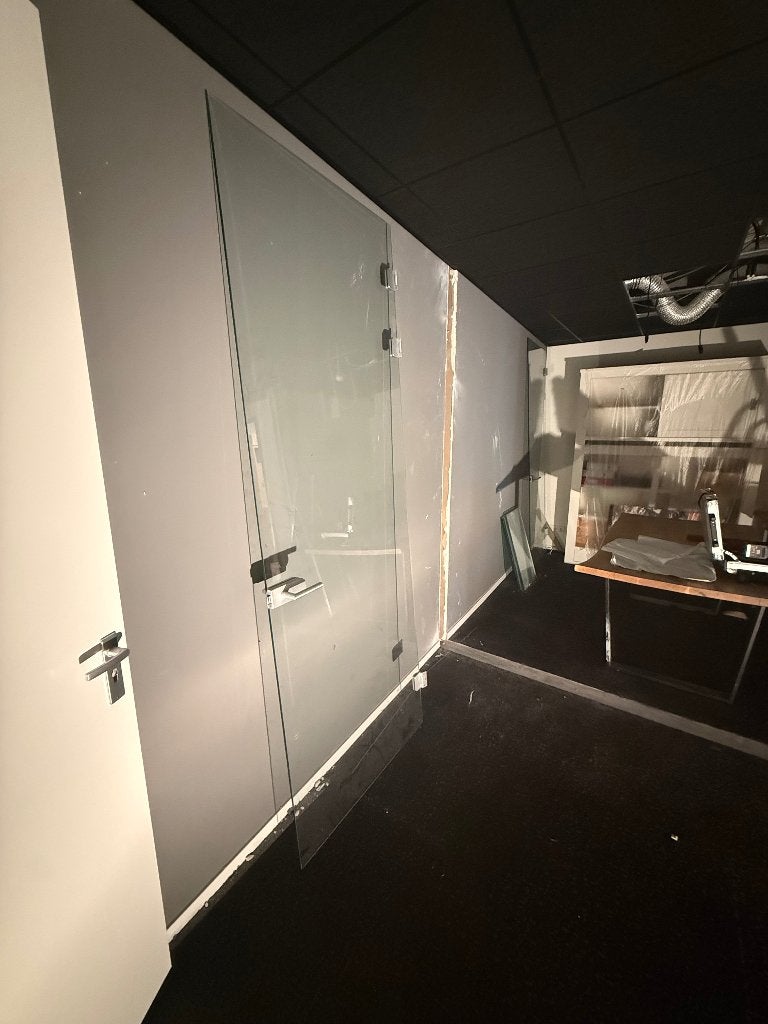Te koop: 2 glazen deuren van gehard glas compleet met beslag, Doe-het-zelf en Verbouw, Deuren en Horren, Ophalen, 80 tot 100 cm