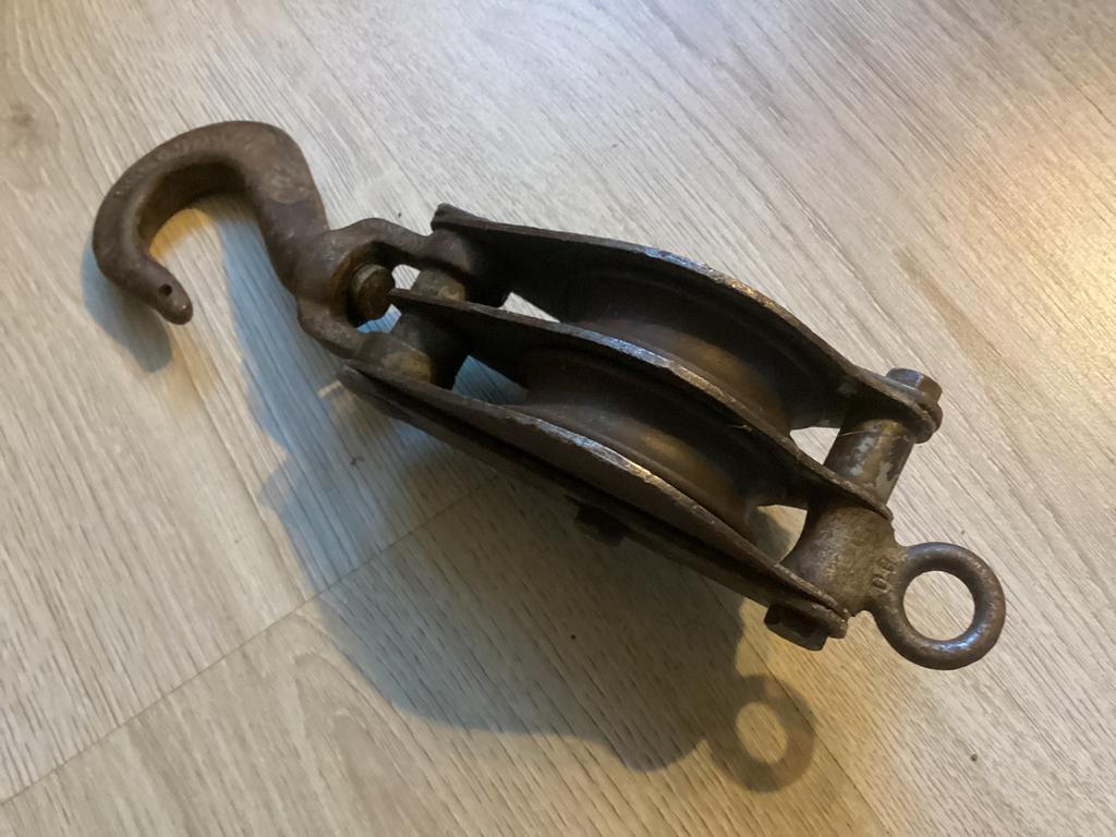 Vintage industrieeel 2 schijfs hijsblok katrol, Ophalen of Verzenden