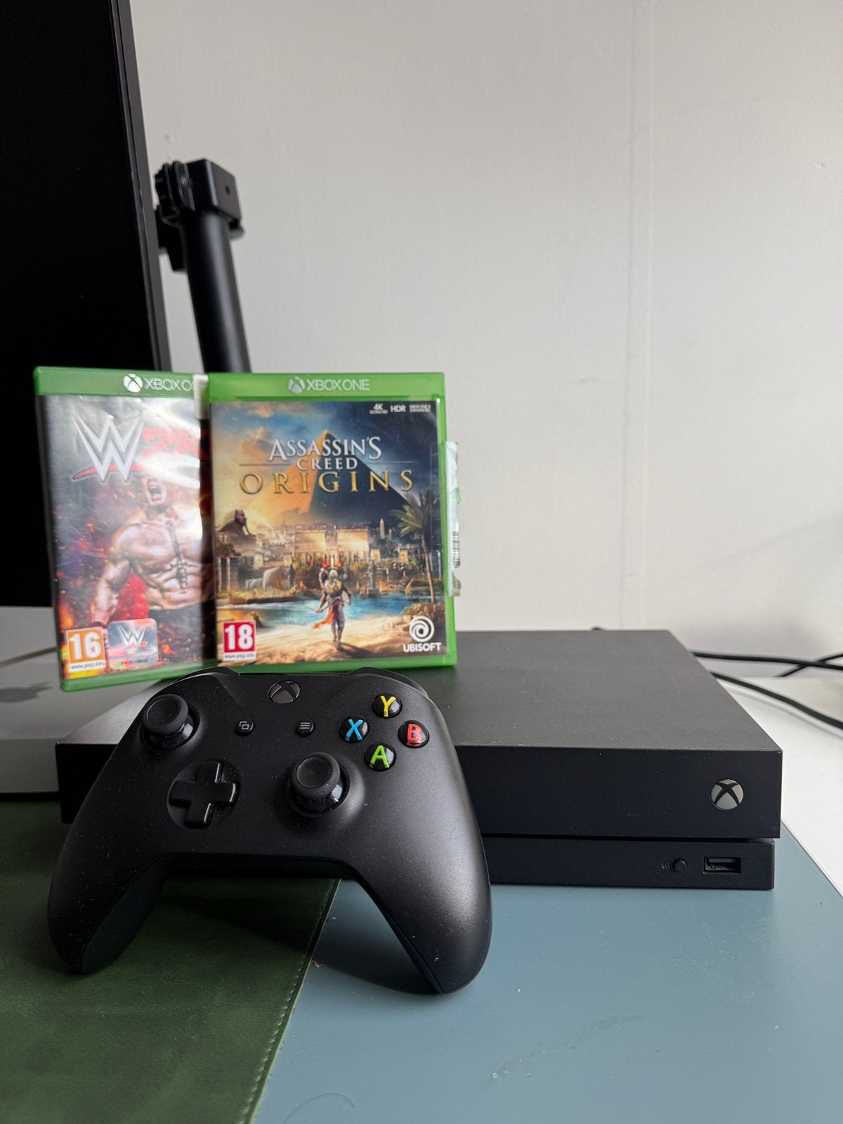 Xbox One X met controller en 3 spellen, Ophalen, Met games, Zo goed als nieuw, 1 TB