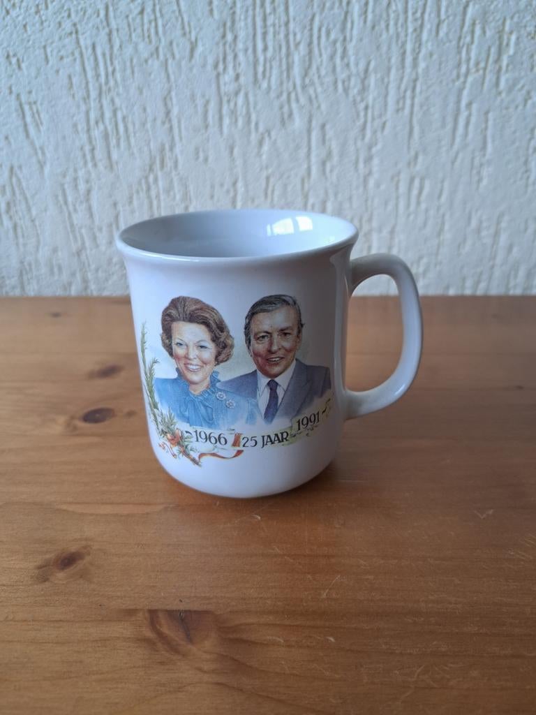 Beker Beatrix en Claus, Ophalen, Zo goed als nieuw, Nederland, Servies