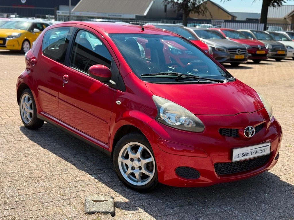 Toyota Aygo 1.0-12V Aspiration Red Navigator NAVIGATIE AIRCO, Auto's, Toyota, Voorwielaandrijving, Euro 5, Gebruikt, 4 stoelen