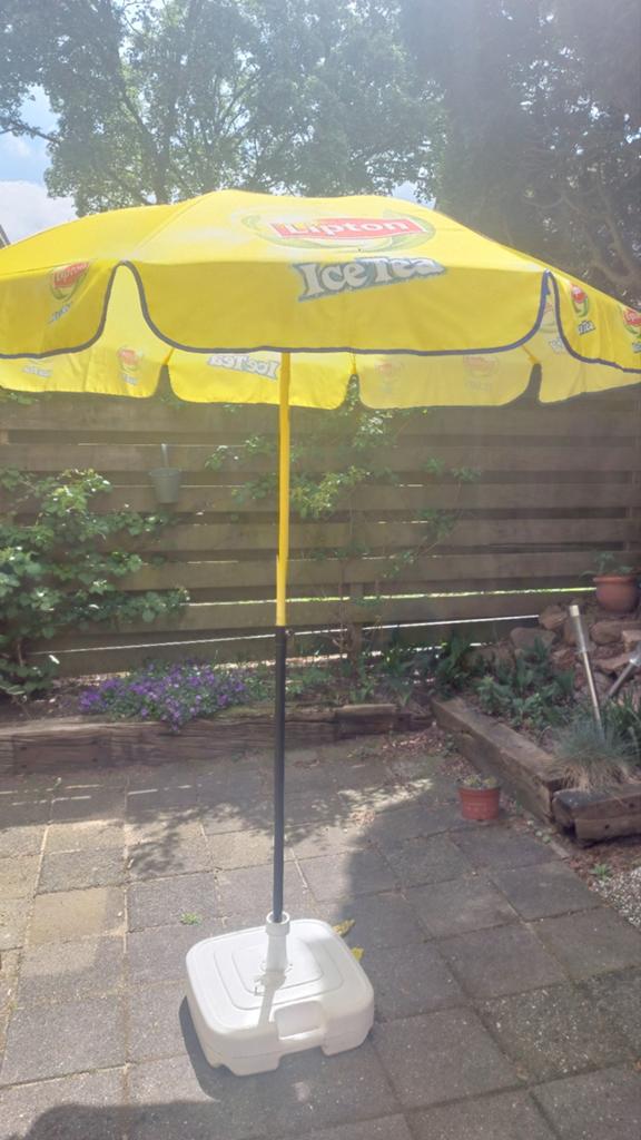 Vrolijke Icetea parasol met vulbare voet + reserve parasol, Ophalen of Verzenden, Gebruikt, 1 tot 2 meter, Stokparasol