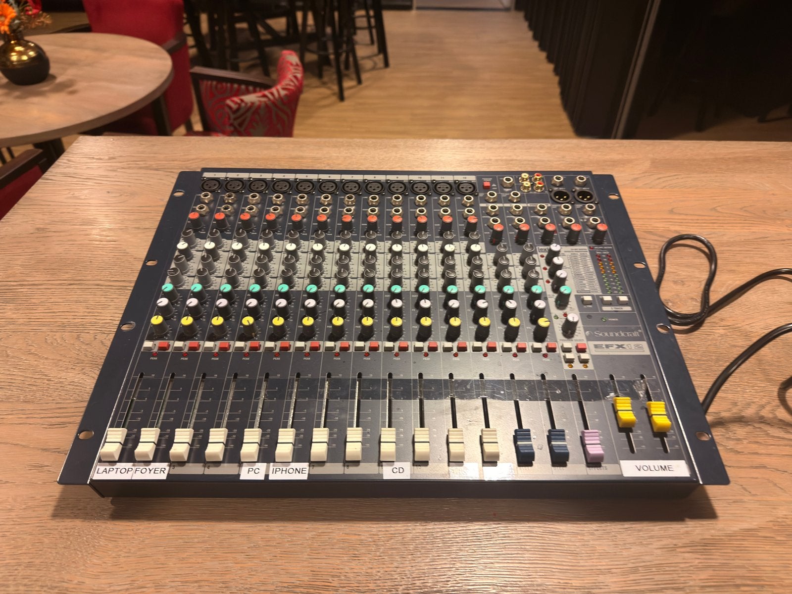 Soundcraft EFX8 Mengpaneel - 8 Kanalen met Effecten, Ophalen, Gebruikt, 5 tot 10 kanalen, Microfooningang