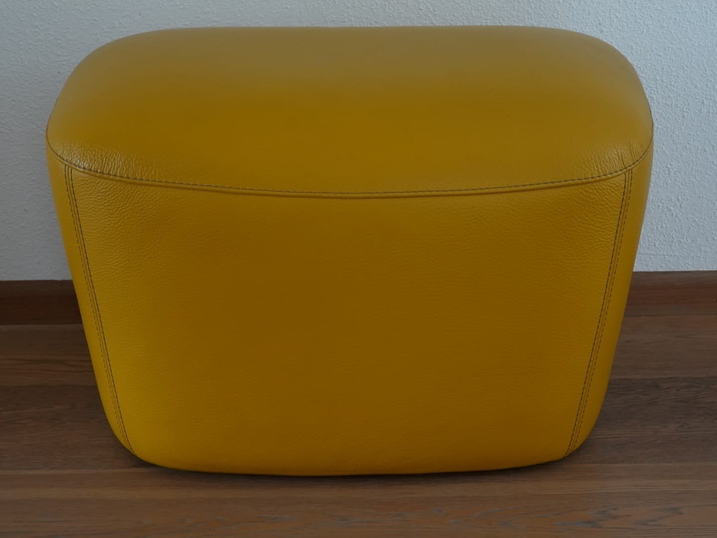Pode Sparkle poef by LeoLux - Geel leer, Huis en Inrichting, Ophalen, 50 tot 75 cm, Leer, Zo goed als nieuw