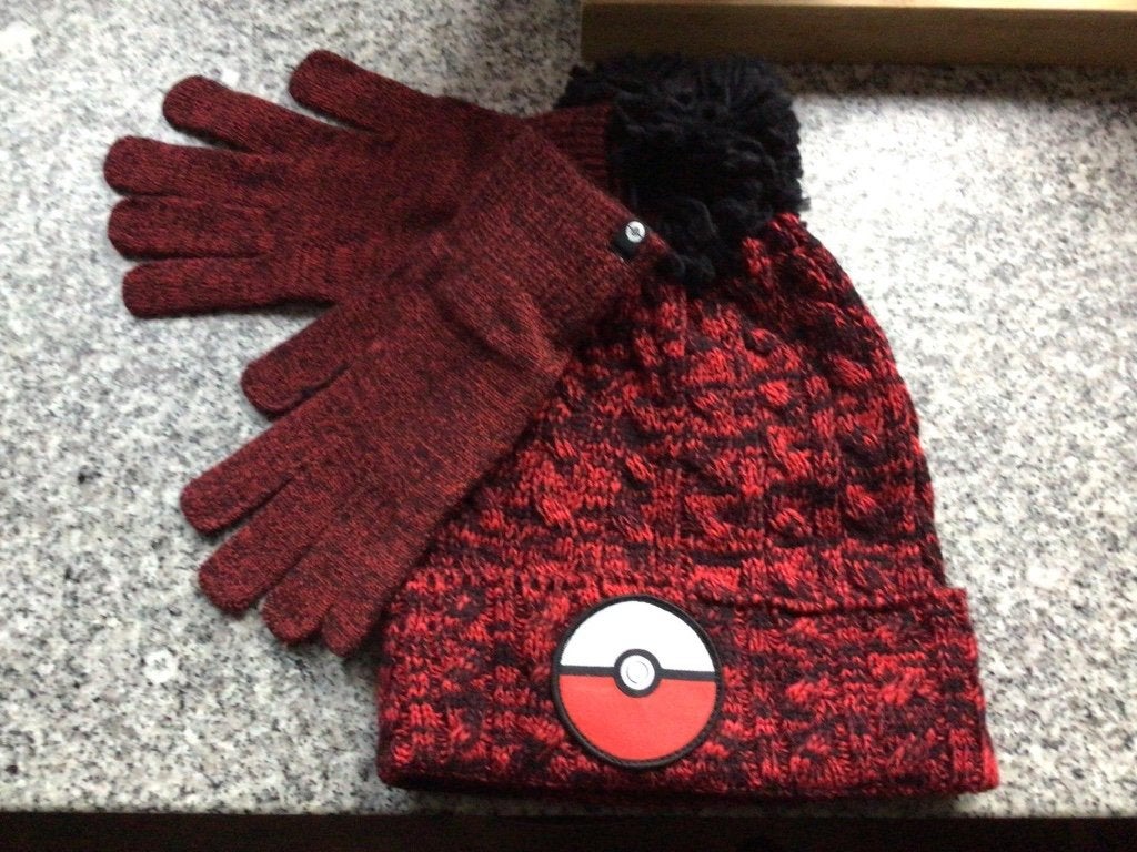Pokémon - Red & Black Giftset Muts en handschoenen, Nieuw, Ophalen of Verzenden, Pokémon - Red & Black Giftset Muts en handschoenen