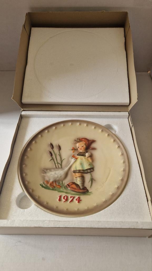 M.J. Hummel jaarbord 1974 – Goebel – compleet in doos, Antiek en Kunst, Antiek | Wandborden en Tegels, Ophalen of Verzenden