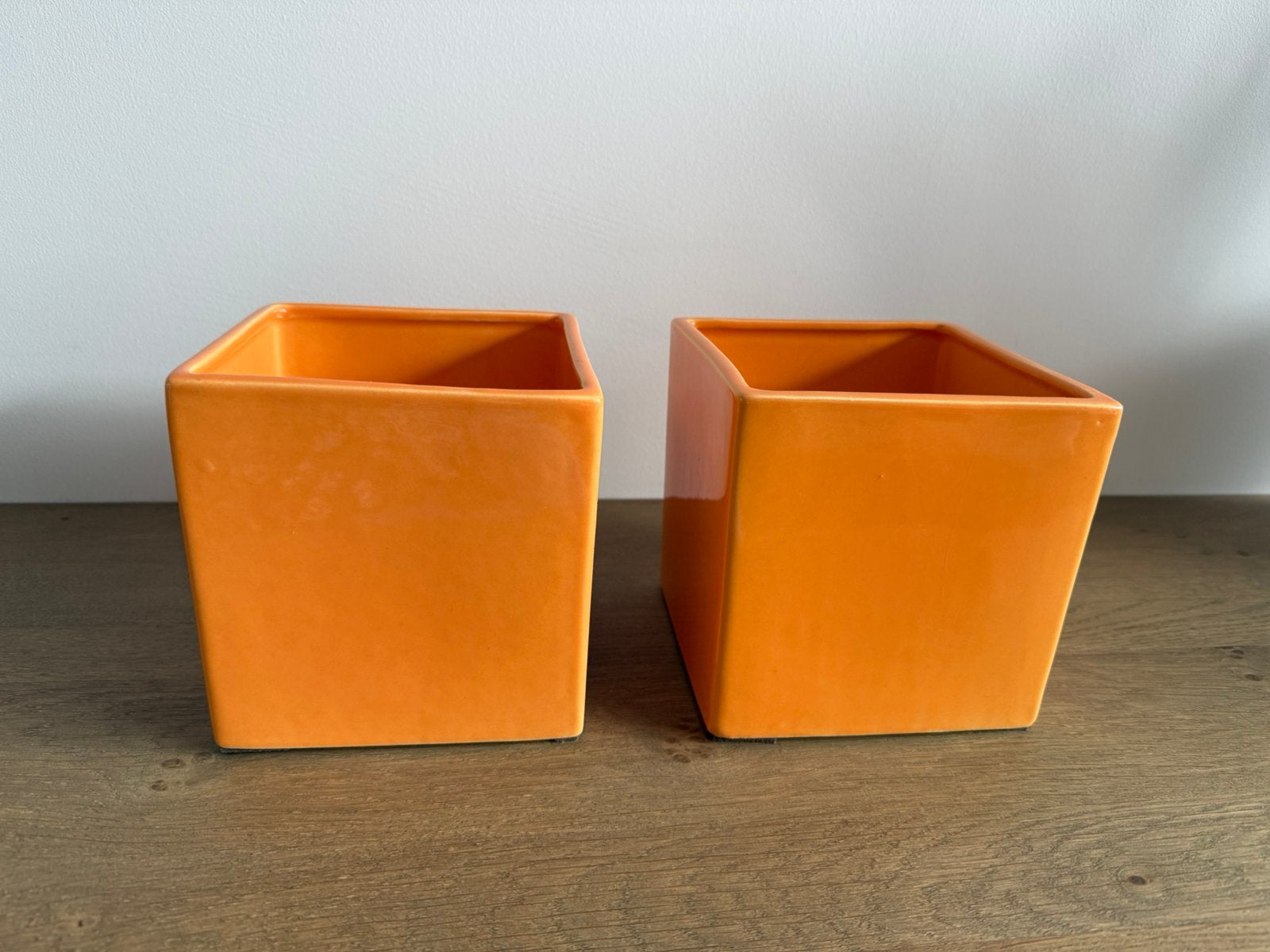 2 stuks oranje vierkante stenen bloempot, Tuin en Terras, Steen, Ophalen of Verzenden, Zo goed als nieuw, Minder dan 40 cm