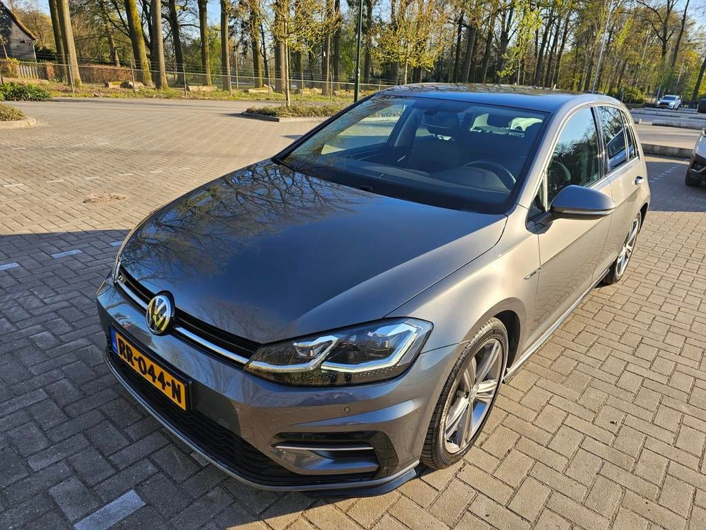 Volkswagen Golf 7 1.0 TSI Highline Business R | R-Line, Auto's, Volkswagen, Voorwielaandrijving, Zwart, Origineel Nederlands, Handgeschakeld