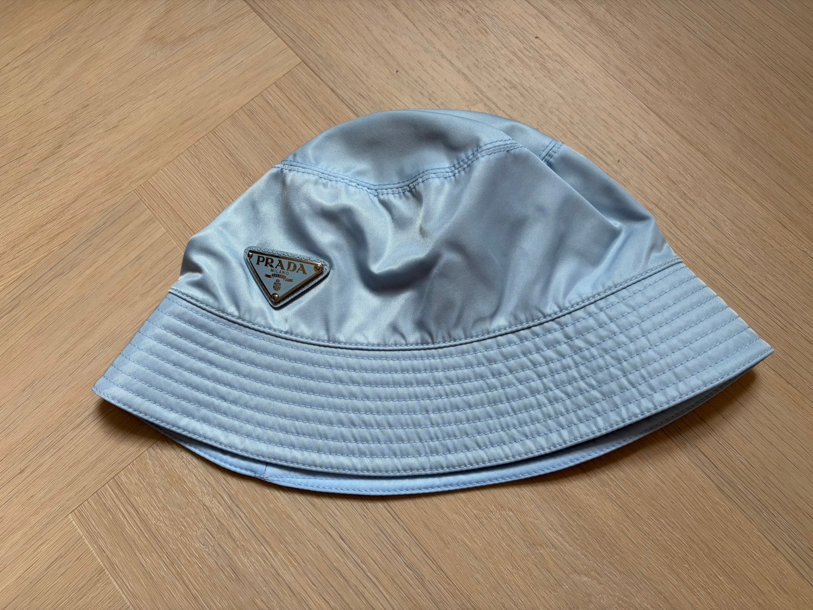 Lichtblauwe Prada bucket hat, Kleding | Dames, Hoeden en Petten, Ophalen of Verzenden, Zo goed als nieuw, 56 of 57 cm (M, 7 of 7⅛ inch)