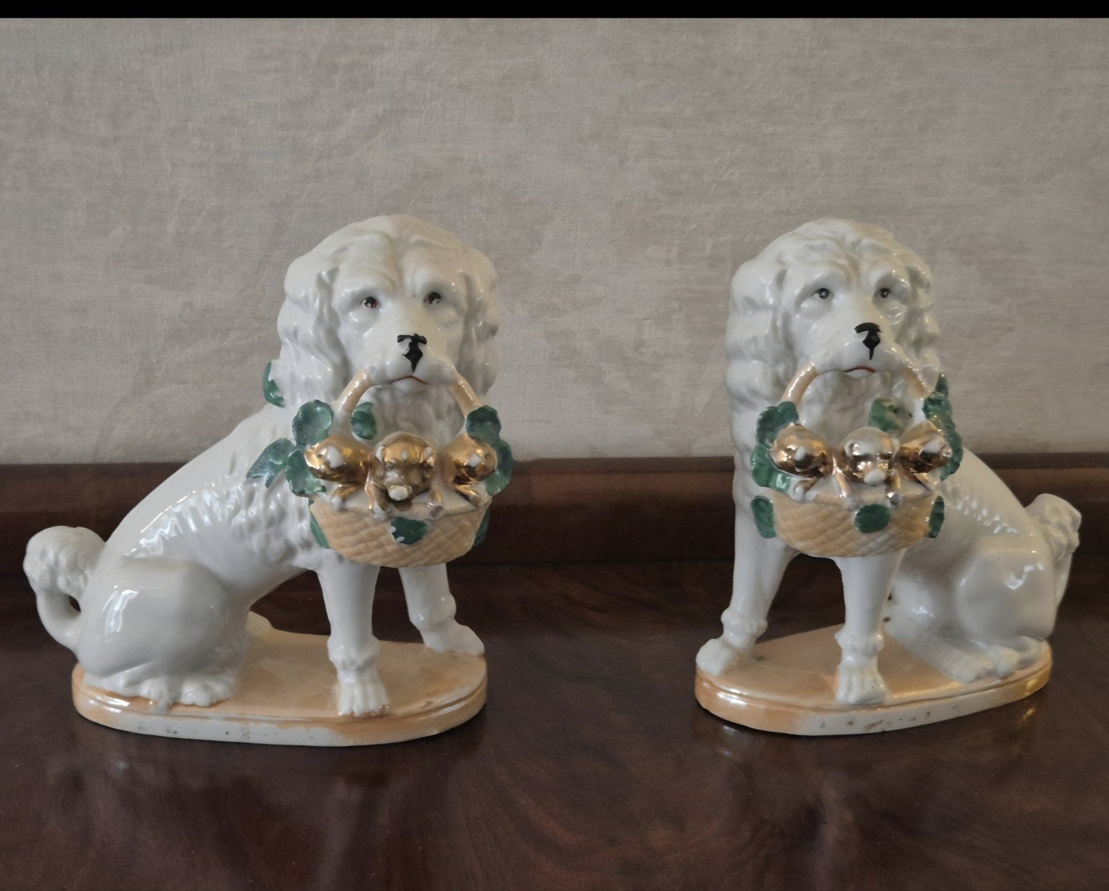 Set van 2 porseleinen hondjes met mandje, Antiek en Kunst, Antiek | Porselein, Ophalen of Verzenden