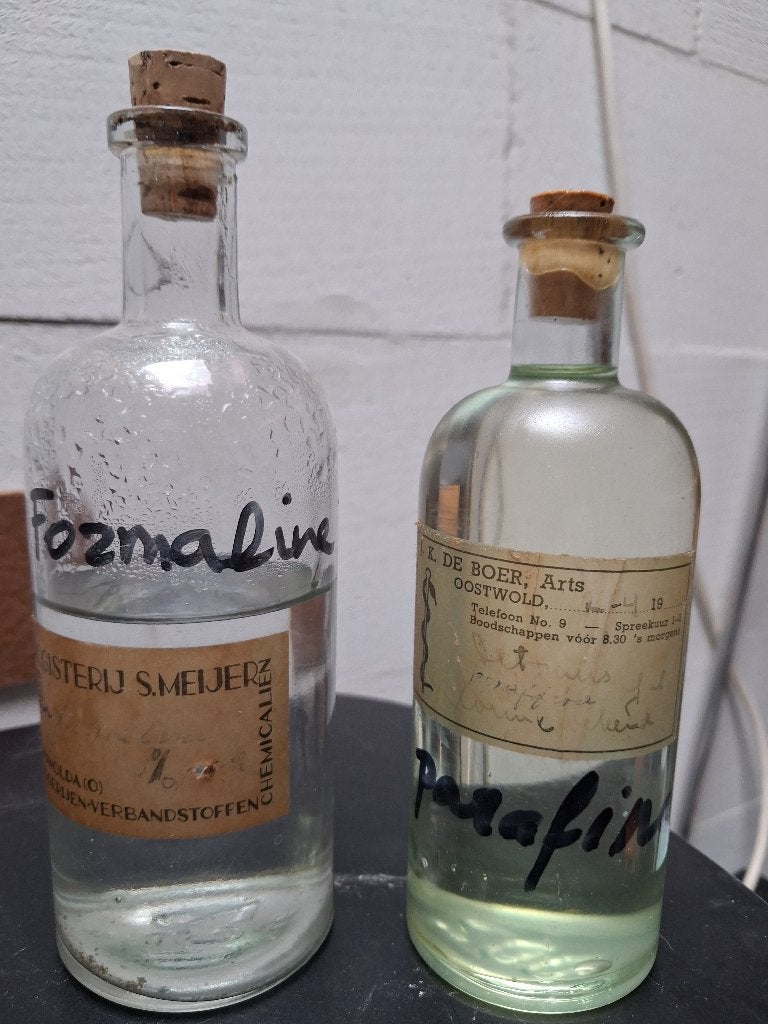Antieke apothekersflesjes met originele inhoud, Ophalen