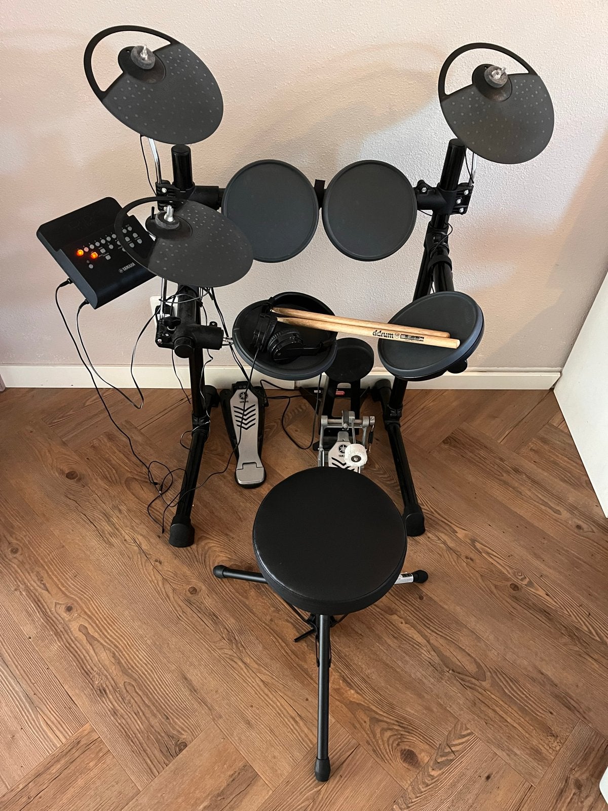 Yamaha DTX450k elektronisch drumstel met kruk en stokken, Muziek en Instrumenten, Drumstellen en Slagwerk, Ophalen, Gebruikt, Yamaha