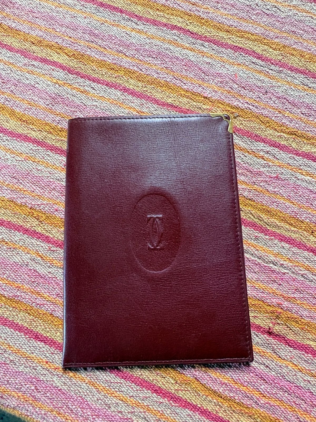 Vintage Cartier Paspoorthouder – Burgundy Leer (Origineel), Zo goed als nieuw, Leer, Rood, Ophalen