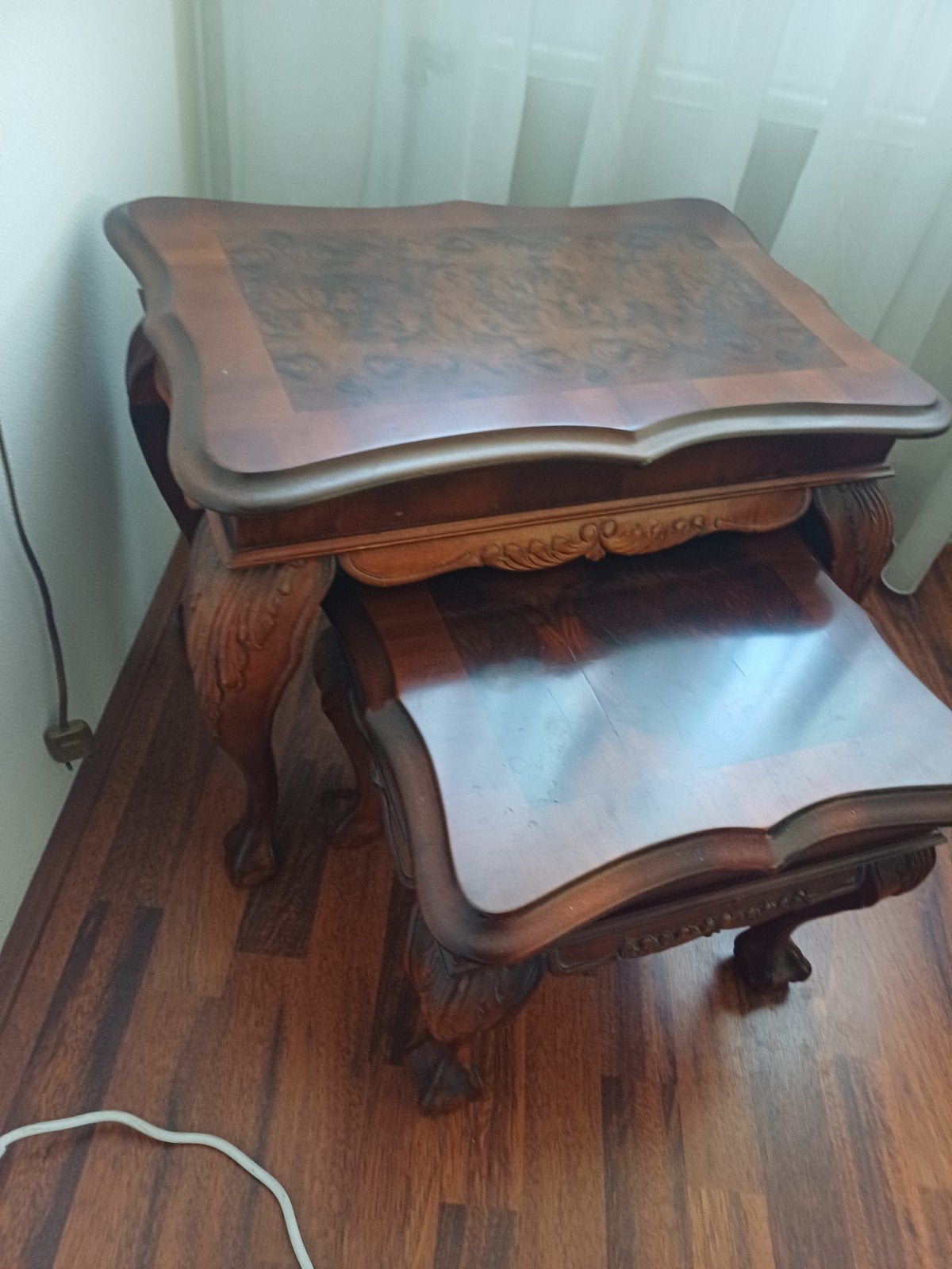 Set van 2 wortelnoten bijzettafels, Gebruikt, Klassiek, 55 tot 75 cm, Overige vormen