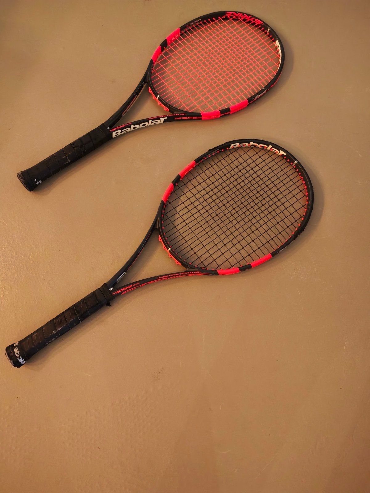 Babolat Pure Strike tennisrackets (2 stuks), Sport en Fitness, L2, Gebruikt, Ophalen of Verzenden, Racket