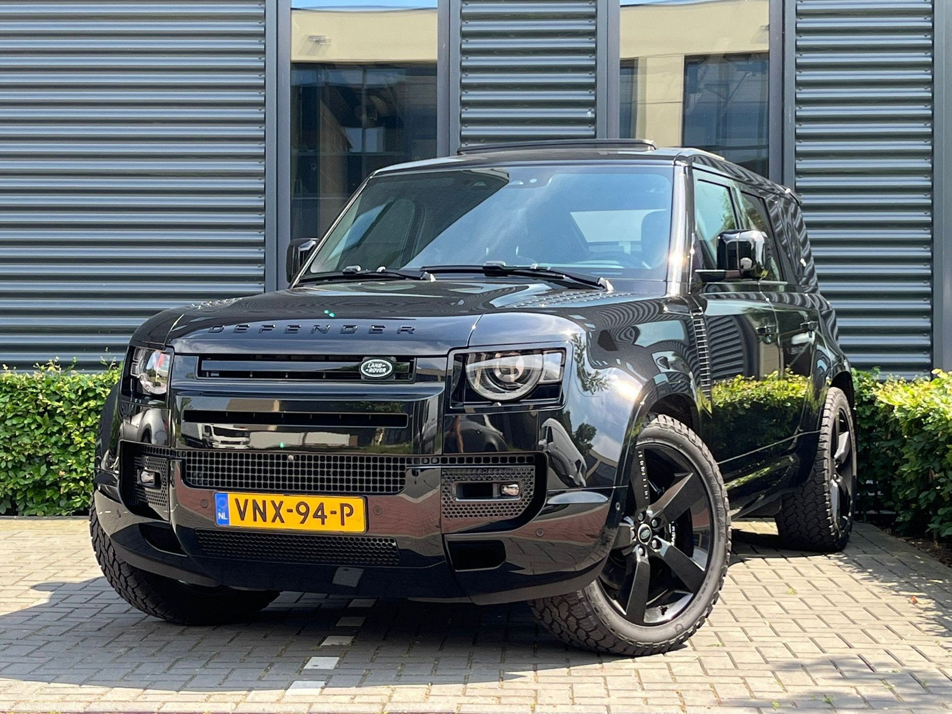 Land Rover Defender 110 V8 P525 | Comm.| BTW |, Auto's, Automaat, Dealer onderhouden, Gebruikt, Zwart