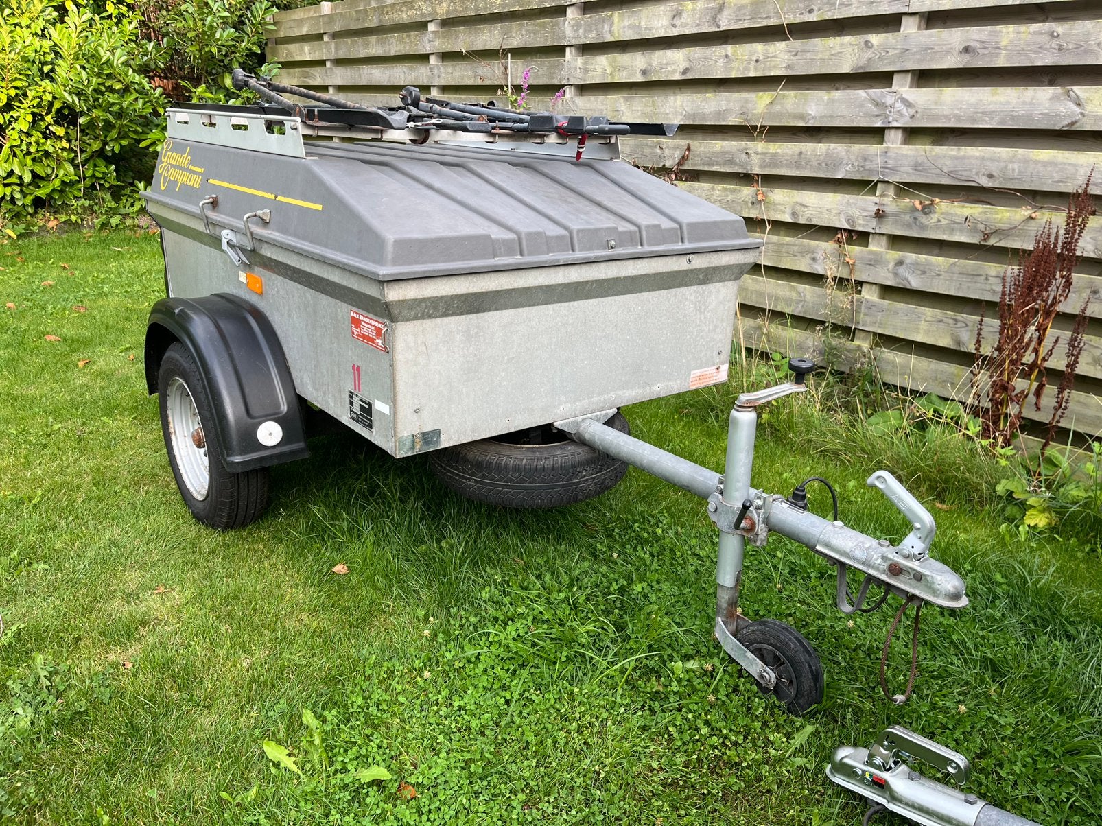 Nette Saris Grande Campioni met Thule fietsendrager (4x), Ophalen, Gebruikt