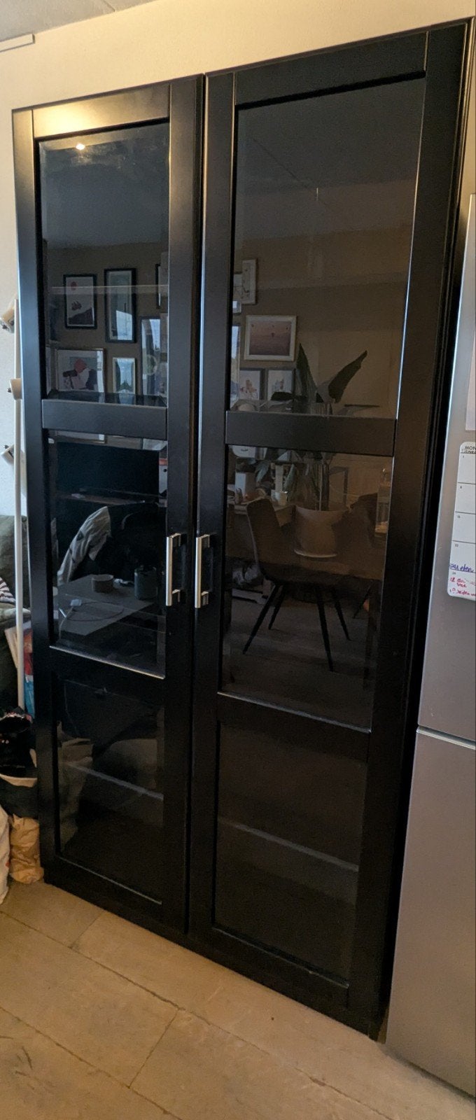 Foto 2 van IKEA Zwarte (servies)kast met glazen deuren en lades