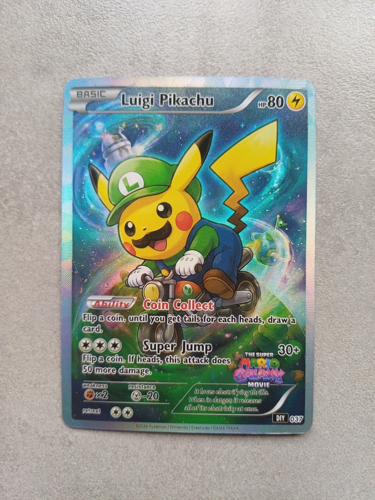Pokémon Luigi Pikachu, Hobby en Vrije tijd, Verzamelkaartspellen | Pokémon, Ophalen of Verzenden, Losse kaart