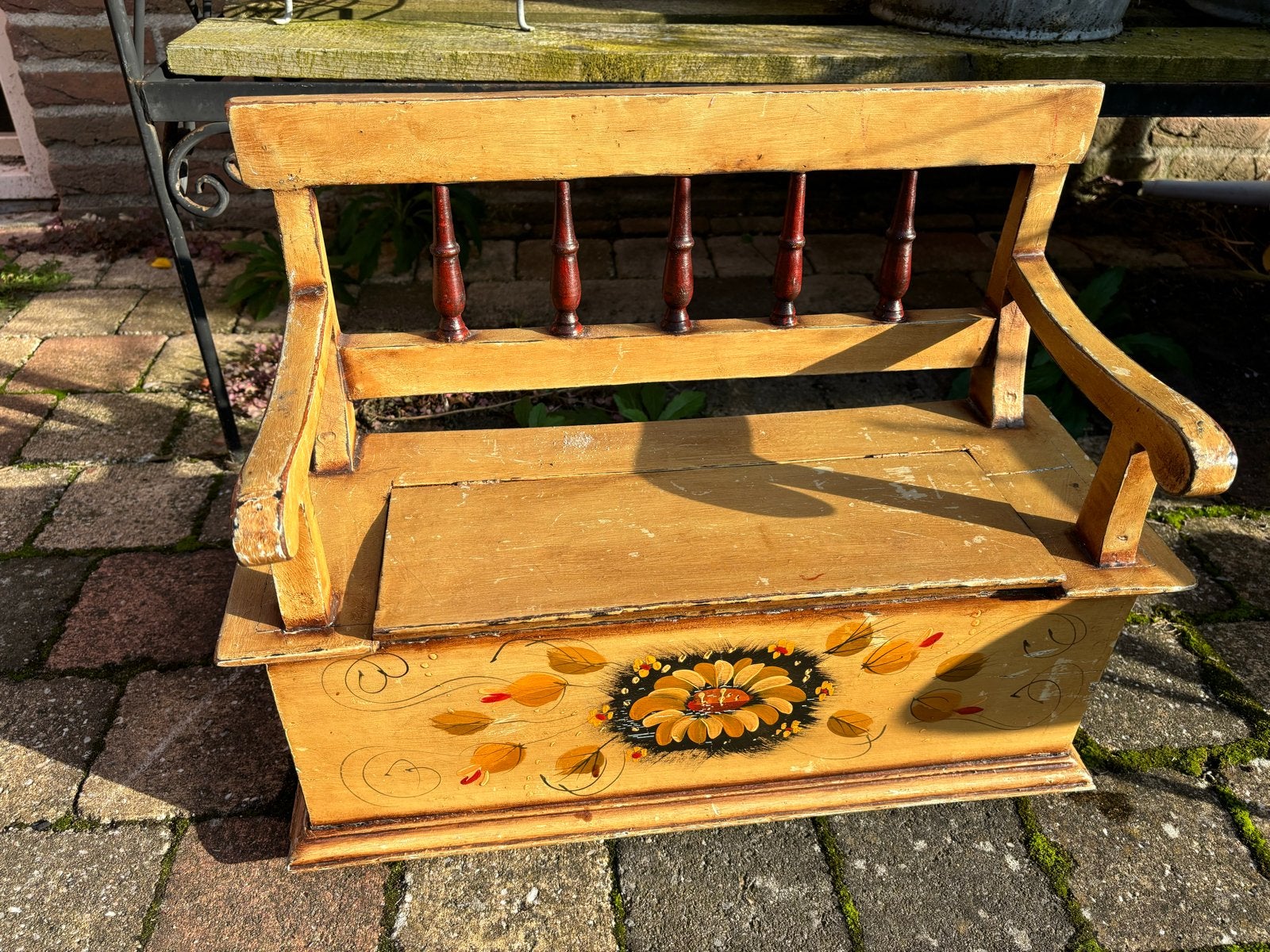 Antiek poppenbankje met opbergruimte en bloemdecoratie, Ophalen of Verzenden