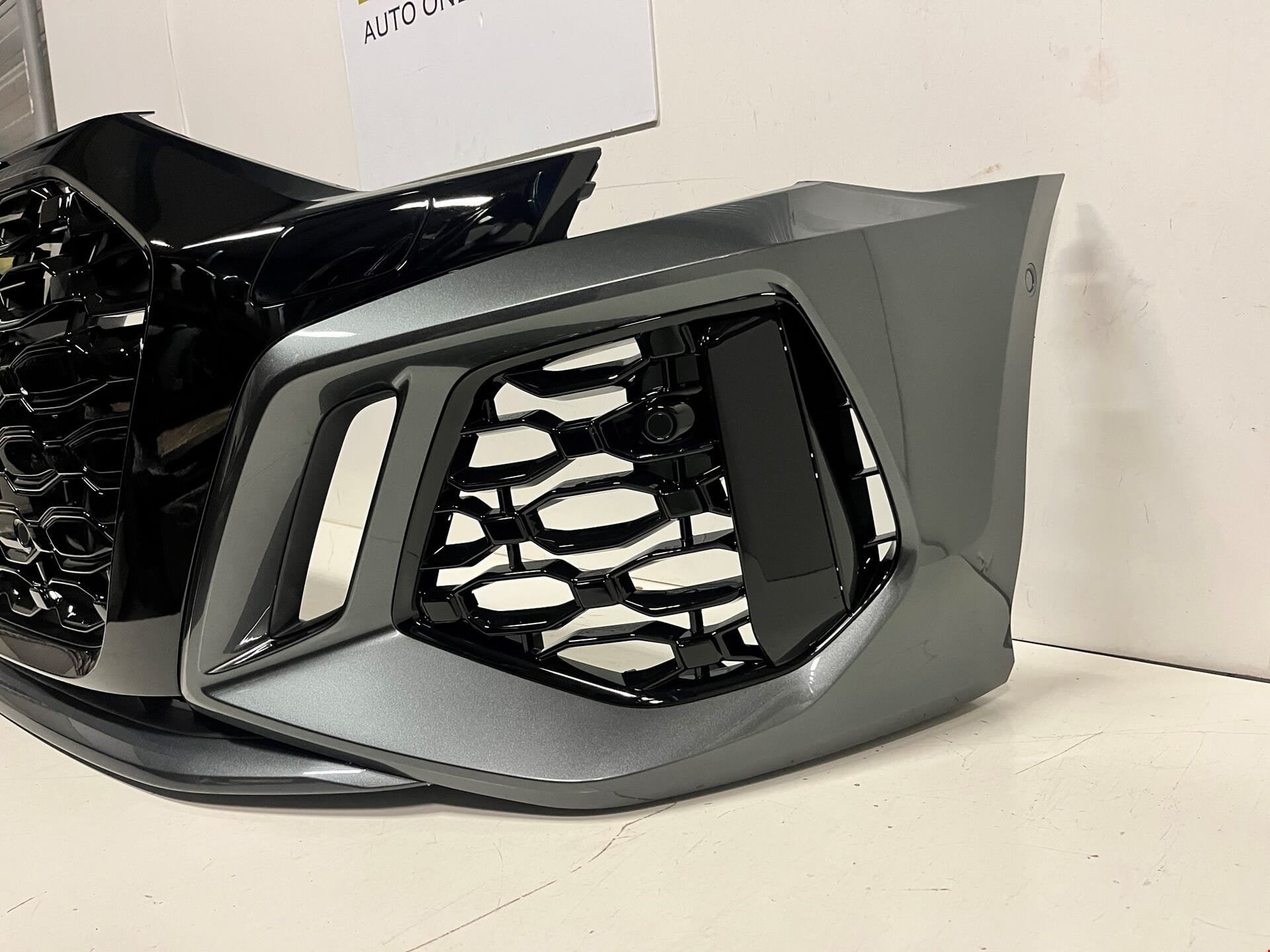AUDI RS3 8Y VOORBUMPER BUMPER COMPLEET PDC 8Y0807550D 2019-, Gebruikt, Voor, AUDI AG, Auto-Union-Strasse 1
85045  Ingolstadt, DE