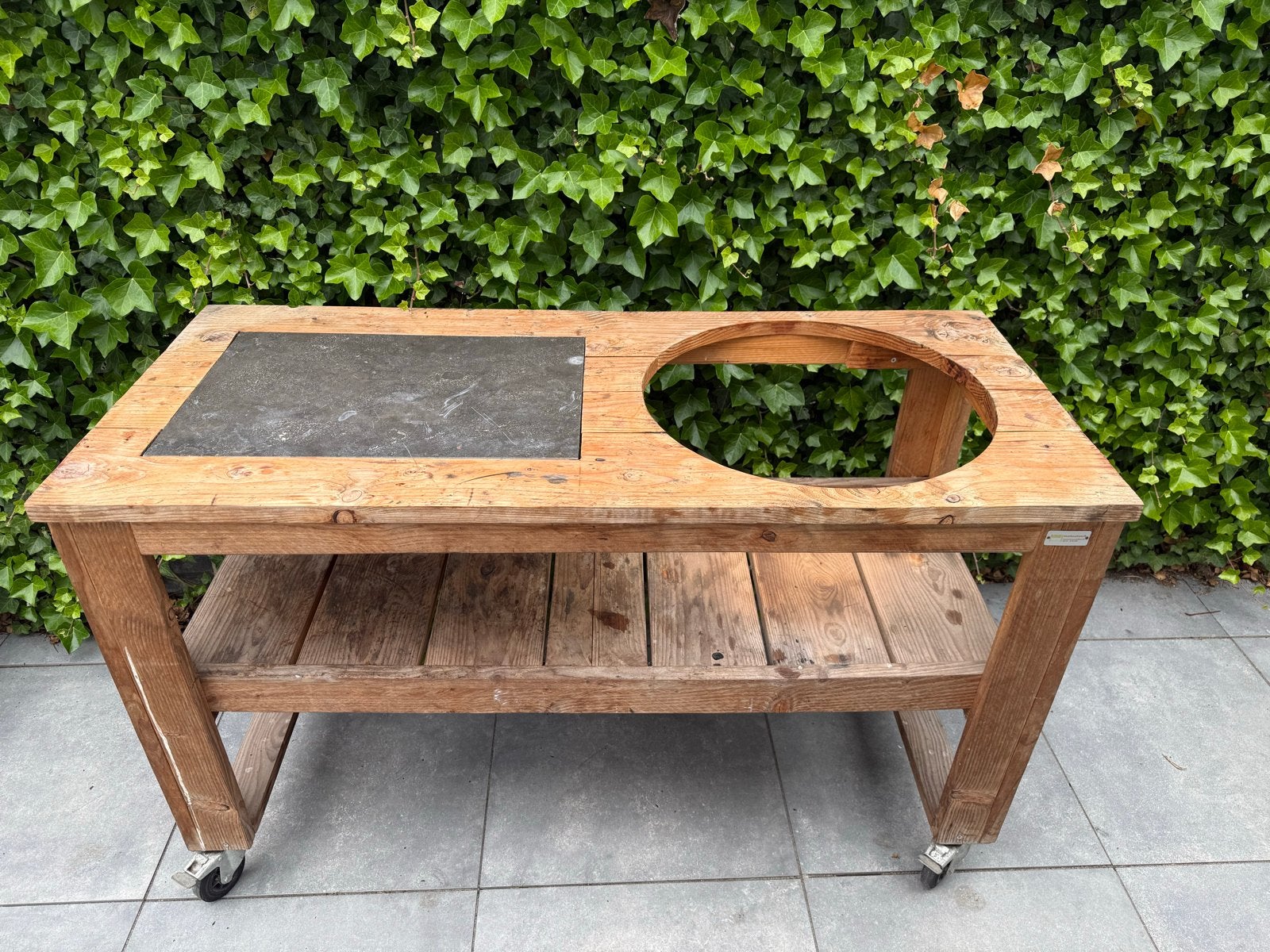 Houten BBQ tafel met wielen en granieten werkblad, Ophalen, Gebruikt, Houtskool, Vrijstaand