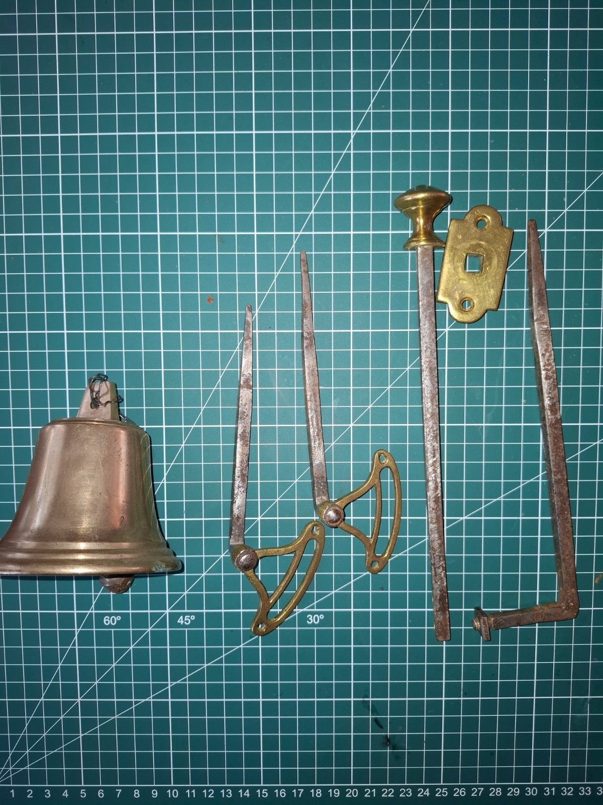 Antieke koperen bel en diverse gereedschappen, Antiek en Kunst, Ophalen of Verzenden
