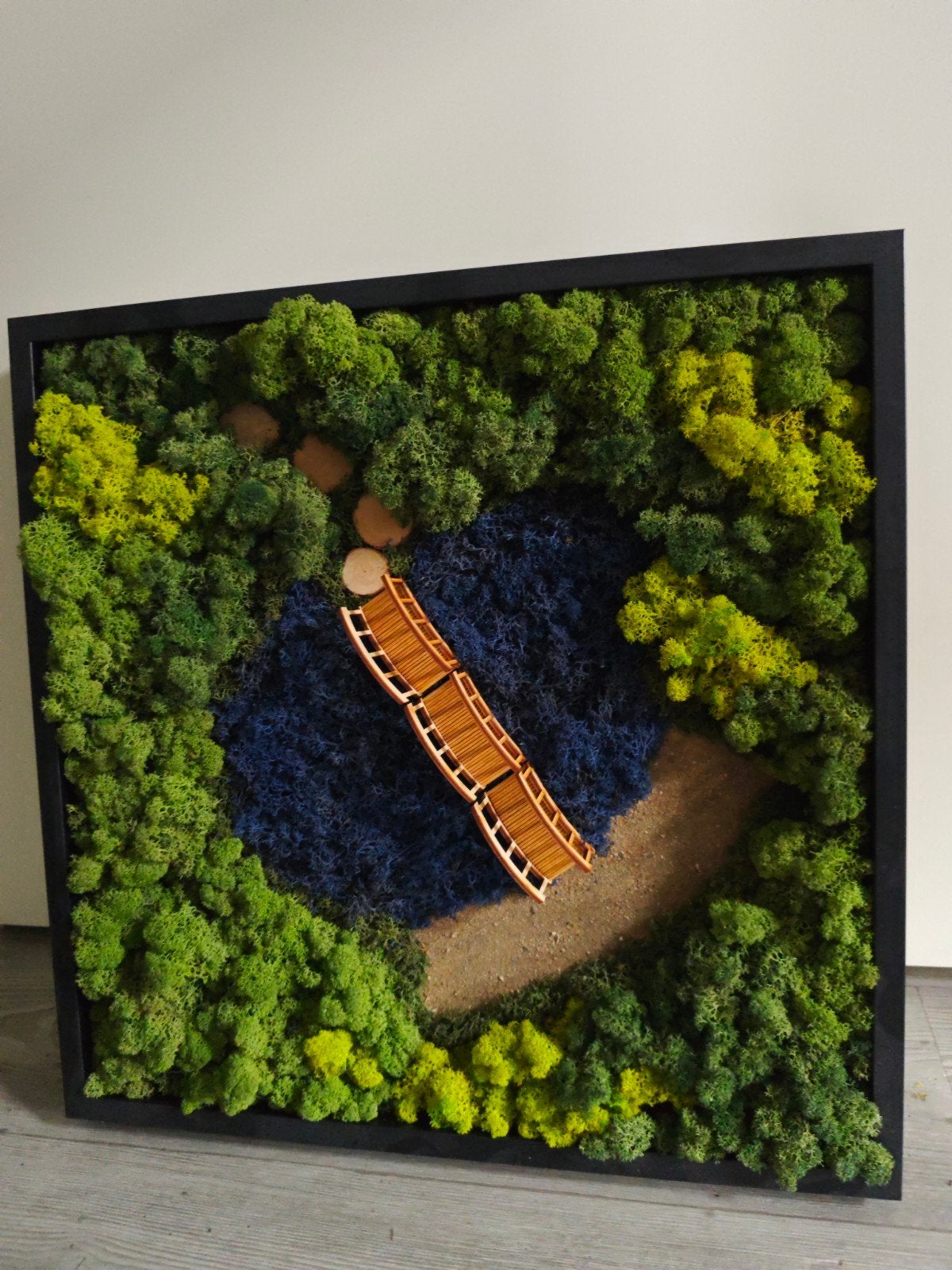 Uniek mos schilderij met miniatuur landschap 53cm x 53cm, Meerkleurig, Nieuw, Ophalen of Verzenden, Landelijk