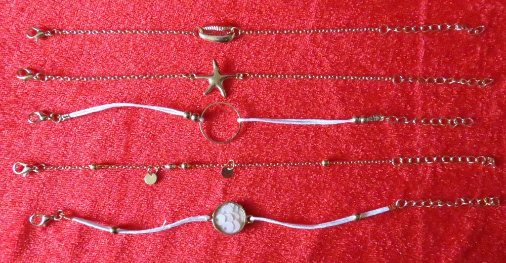 5 Goudkleurige Armbandjes met Bedels en Kralen Schelpje, Marktplaats@koningsieraden.nl, Overige materialen, Verzenden, Nieuw