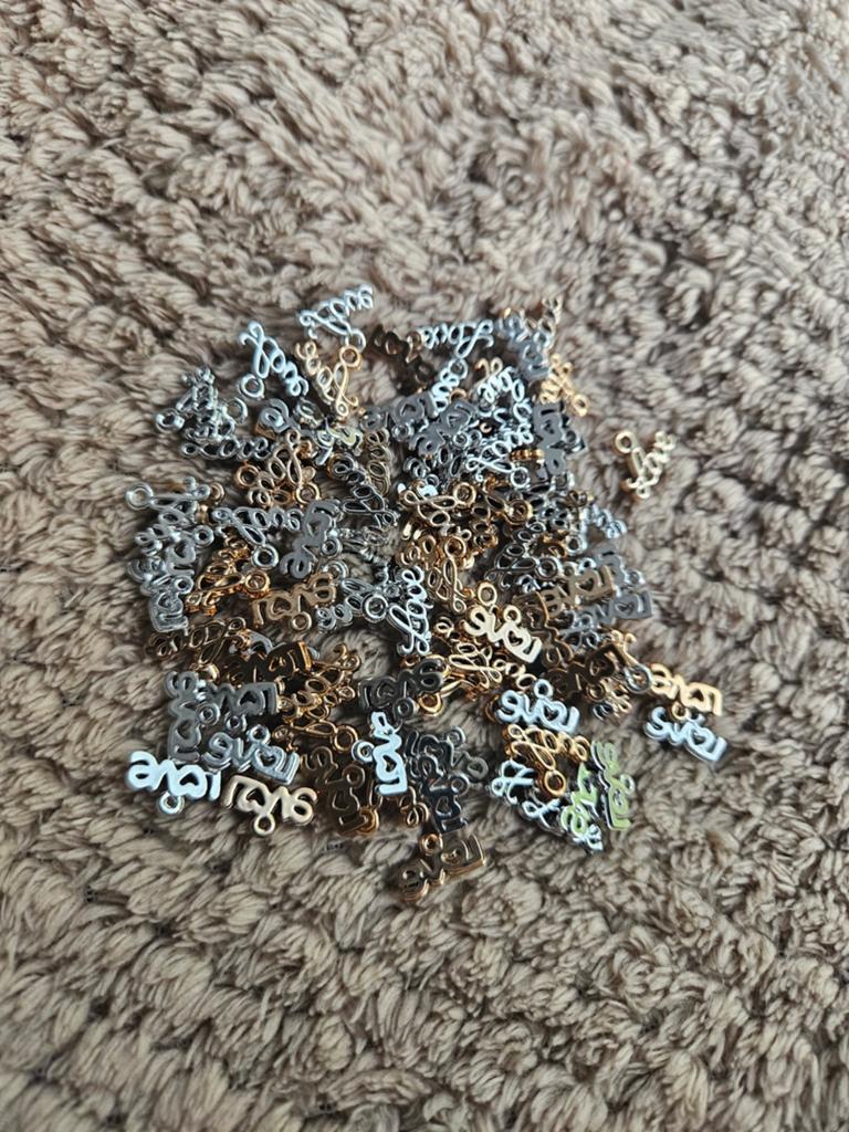 Mix van 'Love' bedels in zilver- en goudkleur 96 stuks, Ophalen of Verzenden, Bedel
