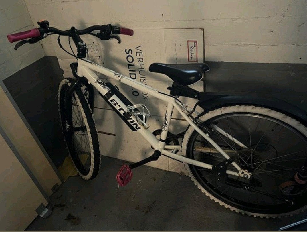 B'Twin mountainbike in het wit met roze accenten 24 inch, 24 inch, Versnellingen, Ophalen of Verzenden, Zo goed als nieuw