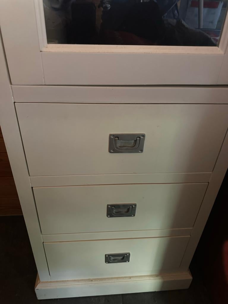Crèmekleurige vitrinekast met lades en glazen deur, Gebruikt, Landelijk, Met lade(s), 150 tot 200 cm