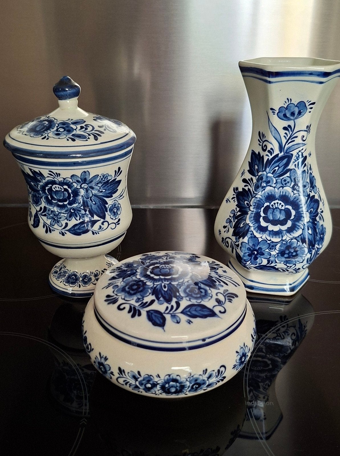 Set van 3 Delfts Blauwe sierstukken: vaas, pot en doosje, Antiek en Kunst, Antiek | Keramiek en Aardewerk, Ophalen of Verzenden