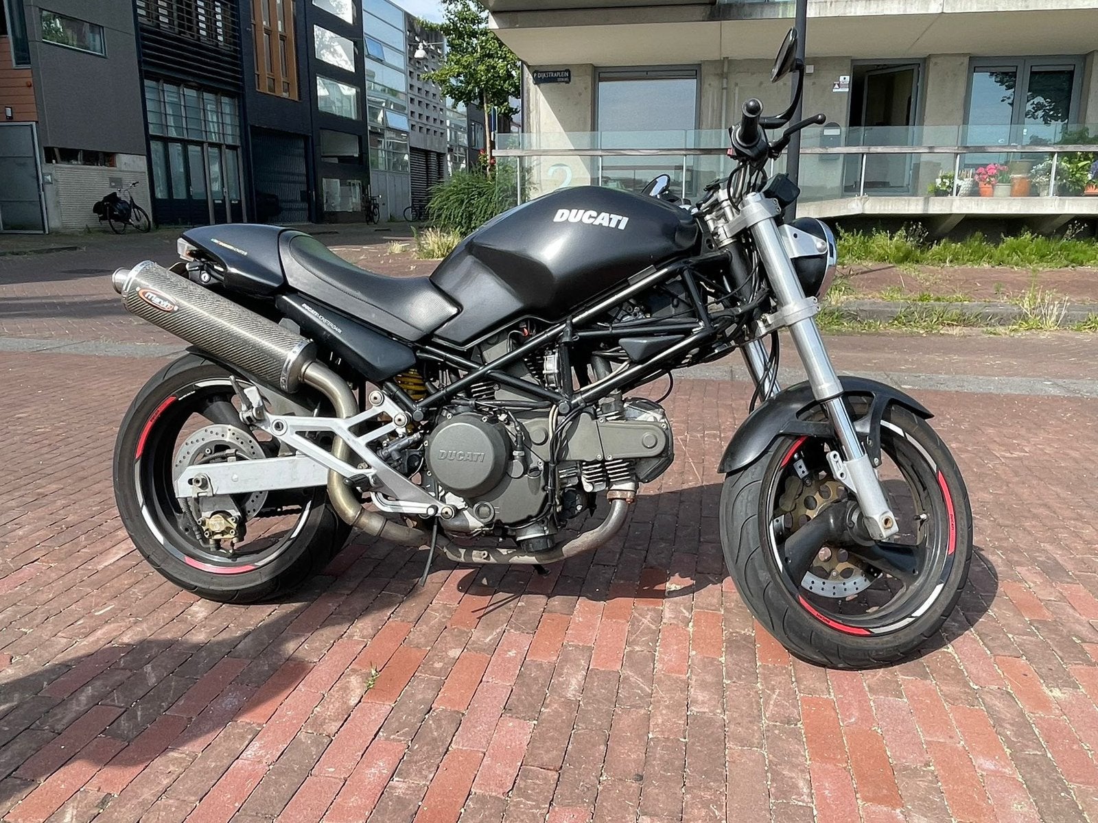 It’s a Ducati monster 600 dark from 2000, Ophalen