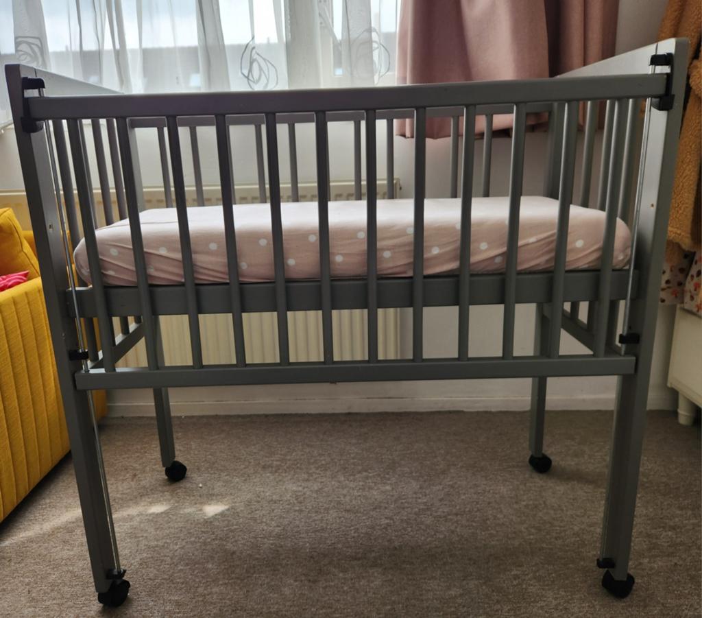 Co-sleeper wieg met net matras en weinig gebruikte lakens, Ophalen, Gebruikt, Wieg