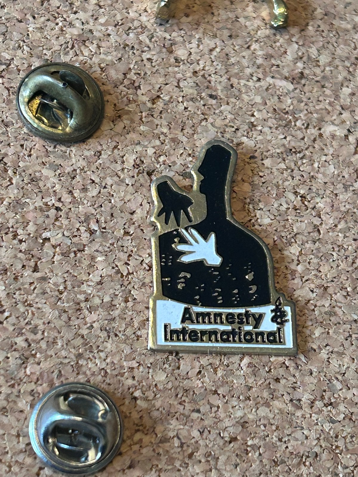 Amnesty International - Mensenrechten pin, Ophalen of Verzenden, Zo goed als nieuw, Overige onderwerpen, Speldje of Pin