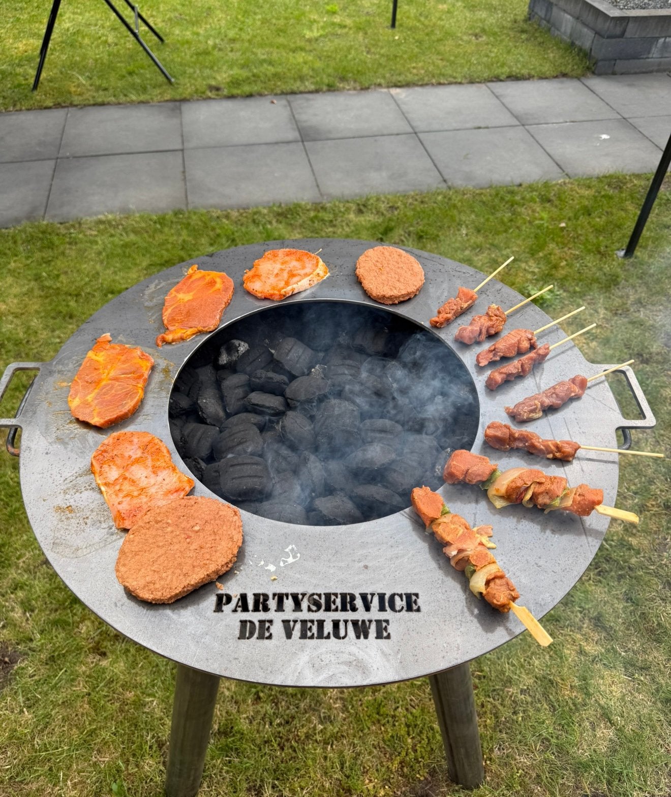 Plancha BBQ Ø60 cm te Huur, Tuin en Terras, Houtskoolbarbecues, Met accessoires, ., Ophalen of Verzenden, Zo goed als nieuw