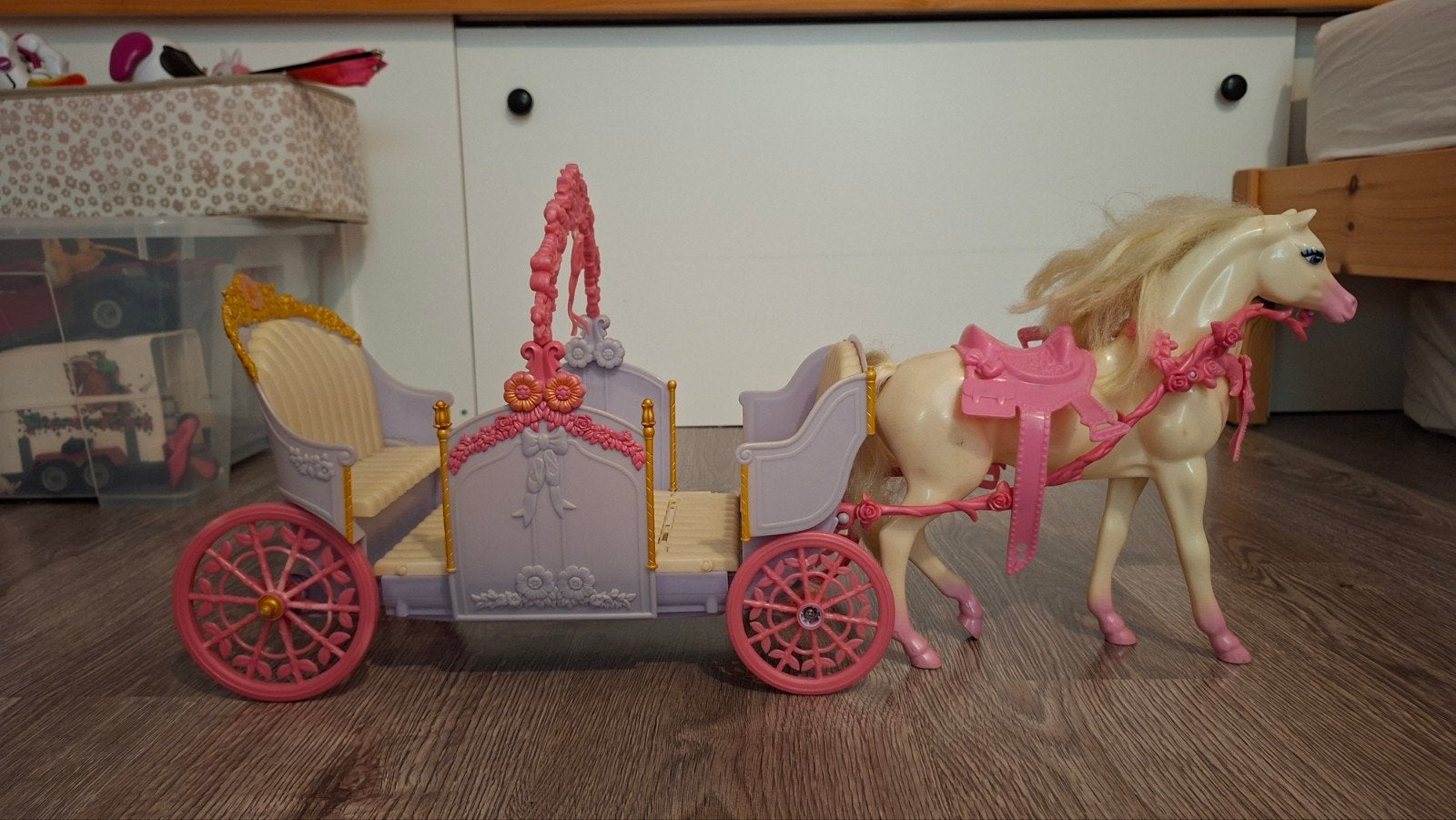 Barbie koets met paard, Ophalen, Barbie