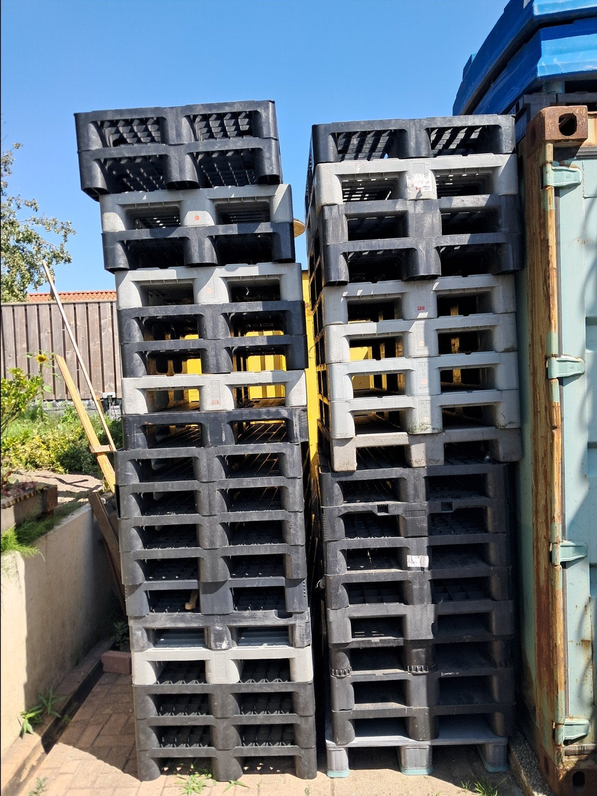 37 kunststof pallets, Ophalen