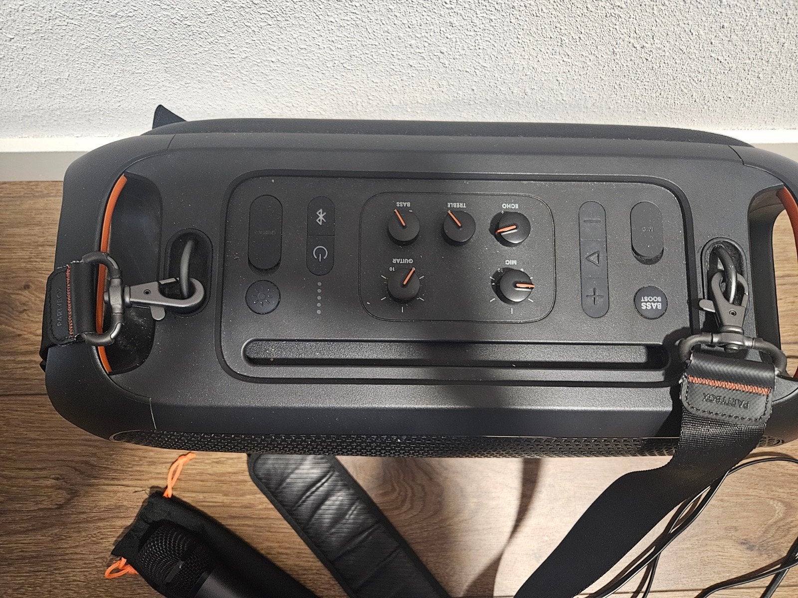 Foto 3 van JBL Partybox On-The-Go met microfoon en accessoires