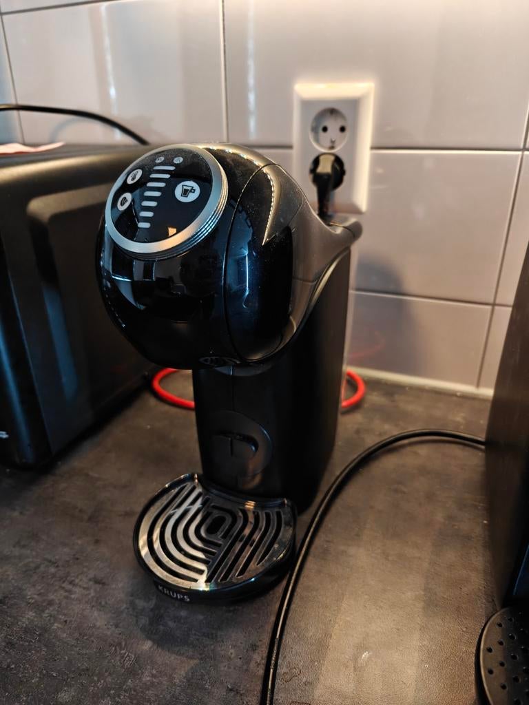 Krups Dolce Gusto Genio S Plus KP340 Zwart, Witgoed en Apparatuur, Koffiezetapparaten, Gebruikt, Koffiepads en cups, Koffiemachine
