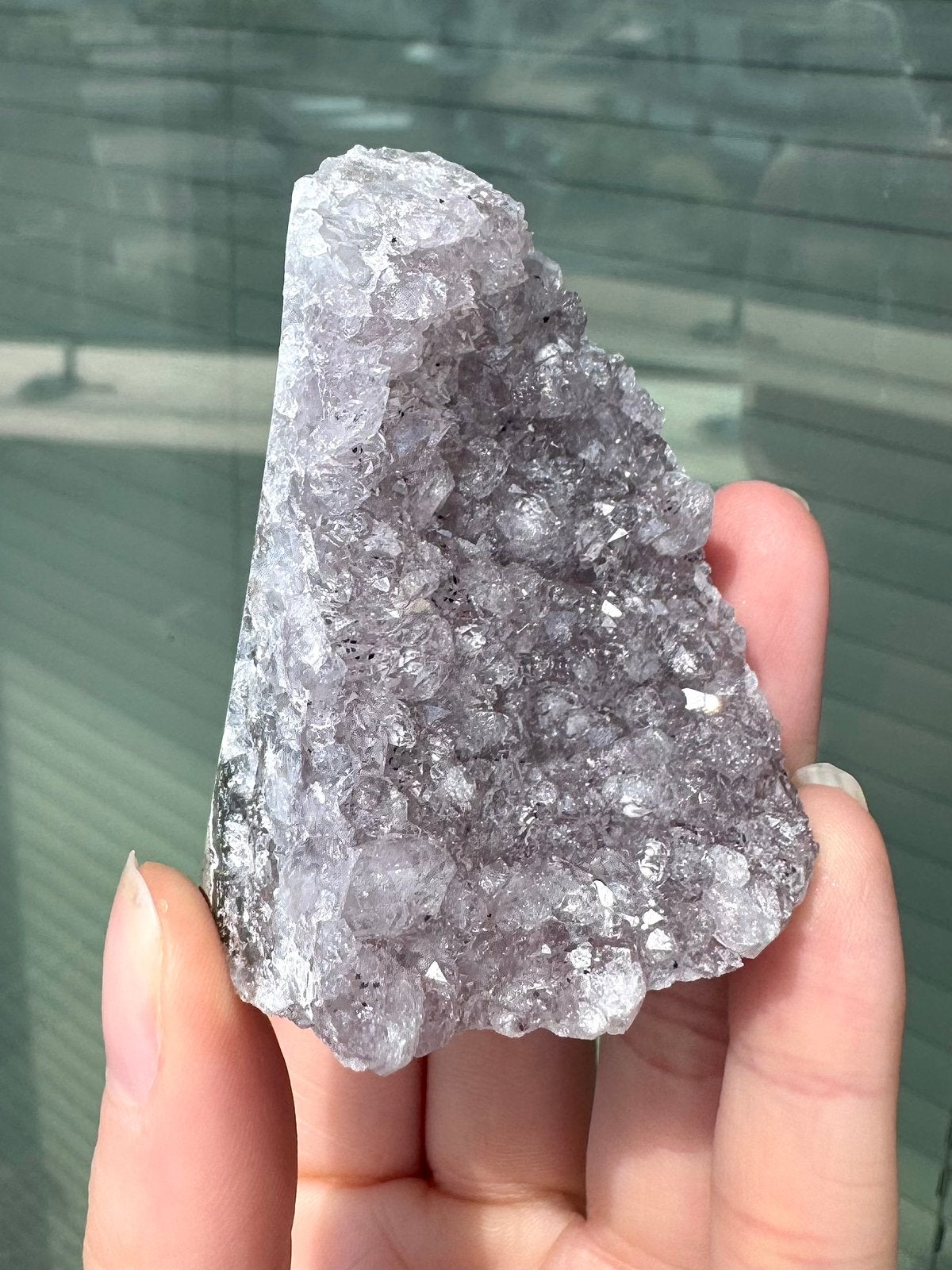 Glinsterend klein lichtpaars stukje ruwe amethist 165 gram, Verzamelen, Mineralen en Fossielen, Verzenden, Mineraal