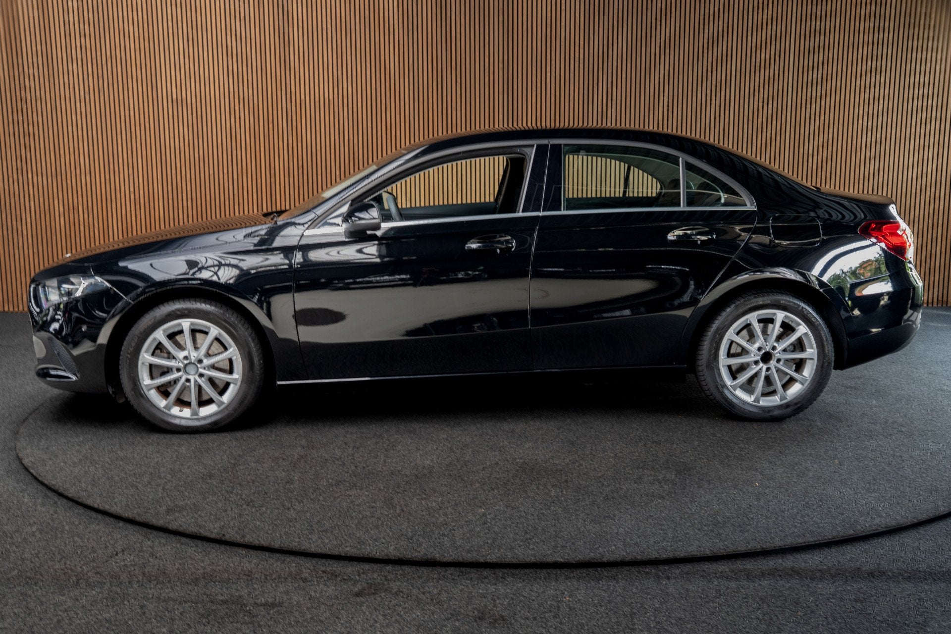 Mercedes-Benz A-Klasse 250 e Business Line Leer Navi Carplay, Gebruikt, Zwart, 4 cilinders, Zwart