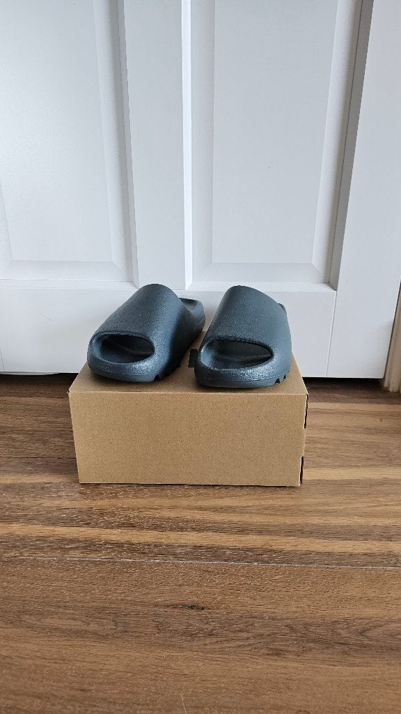 Adidas Yeezy Slide Slate Marine, Slippers, Nieuw, Adidas Yeezy, Verzenden