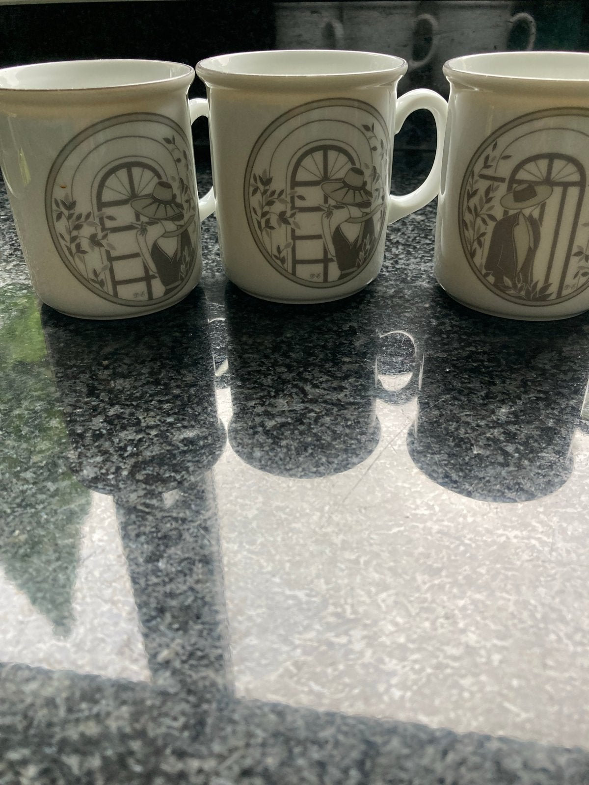 Set van 3 vintage DE mokken met uniek design, Ophalen of Verzenden, Gebruikt, Steen/keramiek, Beige