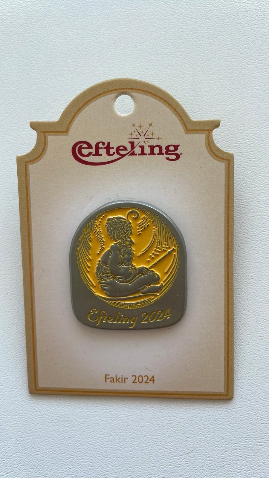 Efteling pin Fakir 2024 EPP 466 op kaartje, Verzamelen, Ophalen of Verzenden, Nieuw, Button of Speldje