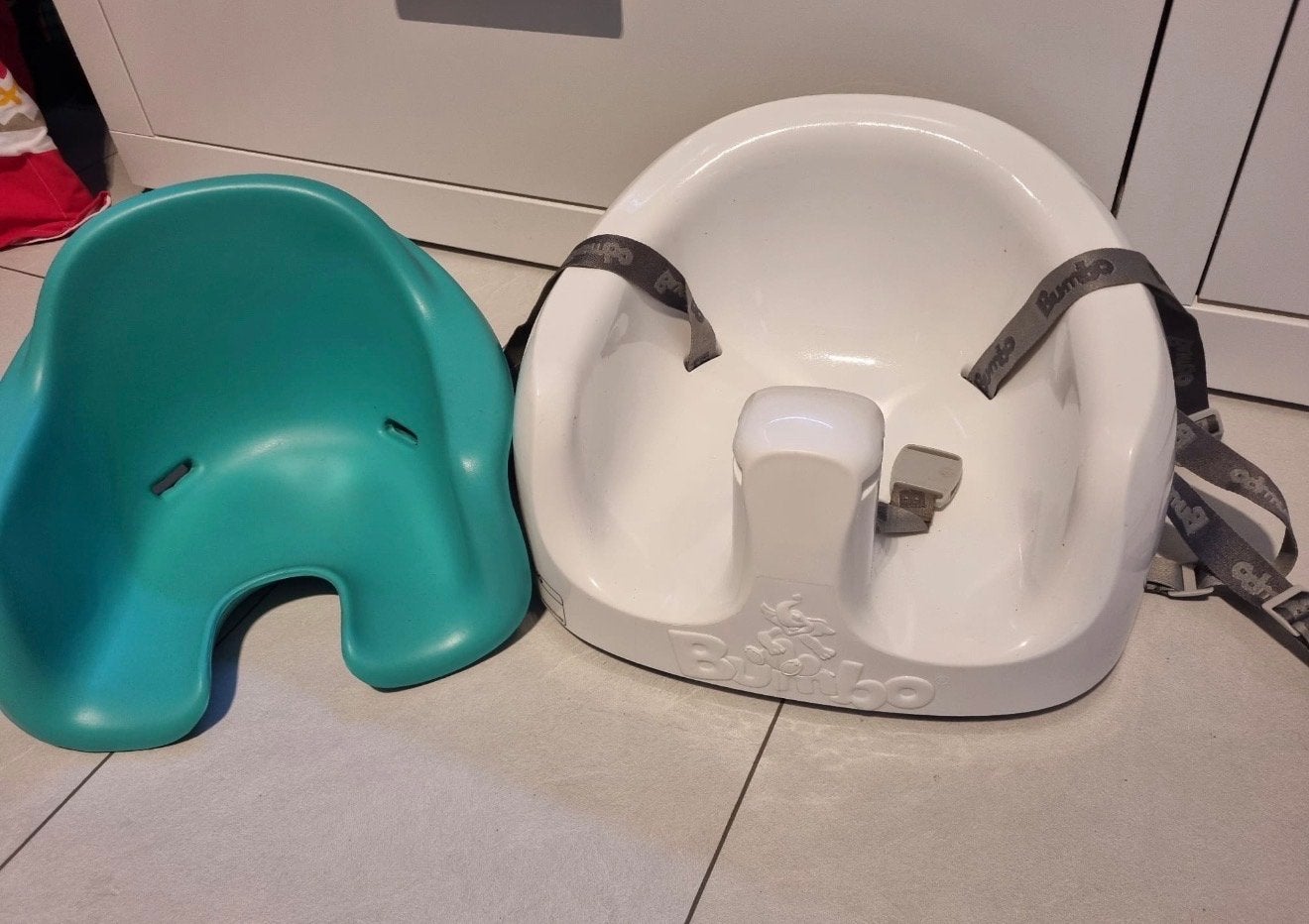 Bumbo Vloerstoeltje met Speelblad - Wit/Groen, Kinderen en Baby's, Kinderstoelen, Ophalen of Verzenden, Gebruikt, Overige typen