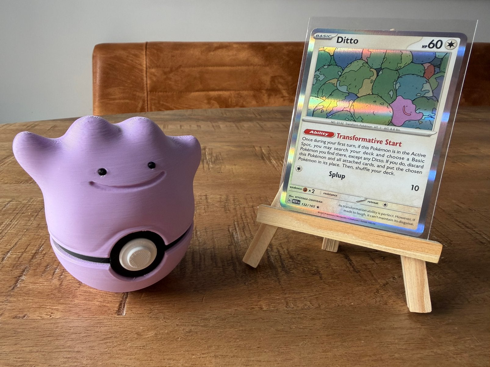 Ditto pokemon kaart + standaard + pokeball, Ophalen of Verzenden, Nieuw, Losse kaart, Foil