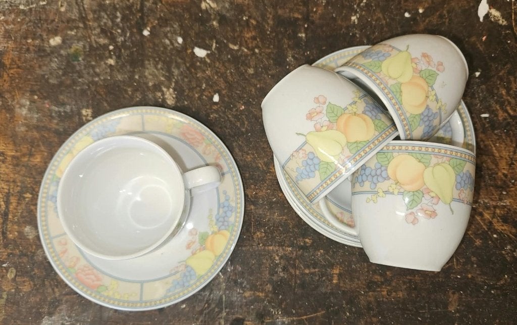 Set van 4 vintage DE kop en schotels • Fruitmotief, Ophalen of Verzenden, Zo goed als nieuw, Porselein, Kop en/of schotel
