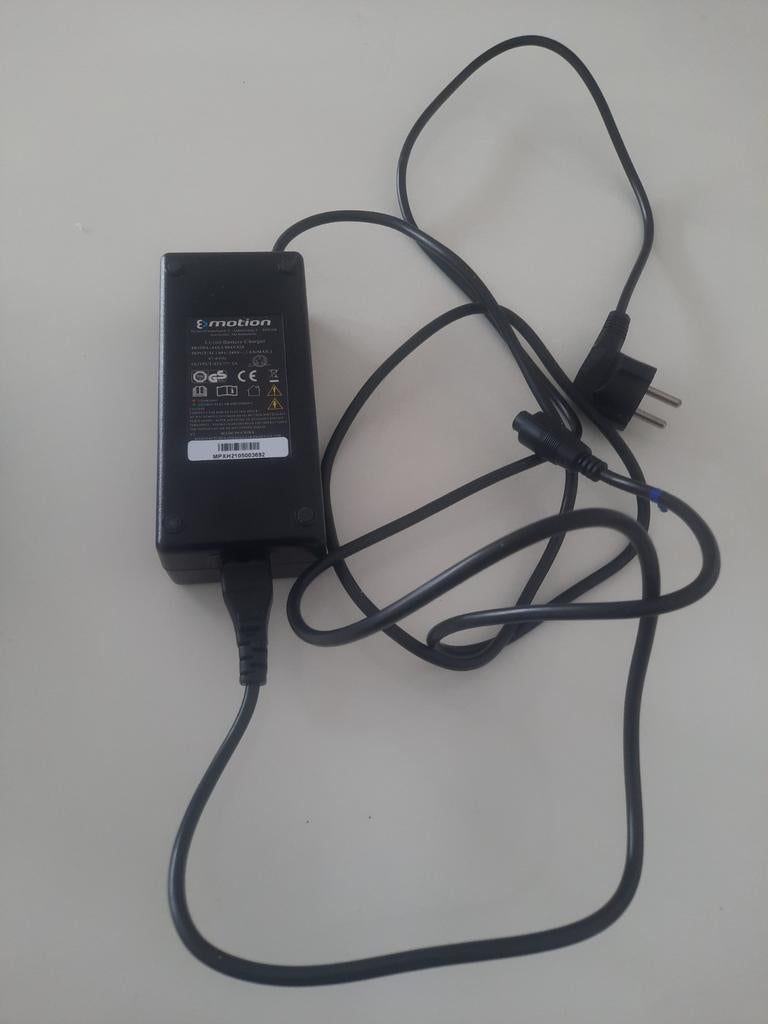 Accu Oplader electrische fietsen 5 pins aansluiting 42V 2A, Fietsen en Brommers, Ophalen of Verzenden, Zo goed als nieuw